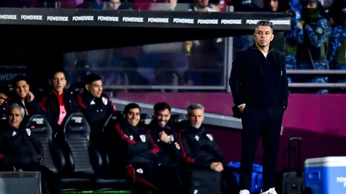 O técnico Marcelo Gallardo do River Plate observa durante uma partida do Torneo Clausura Betano 2025 entre Lanus e River Plate no Estádio Ciudad de Lanus Nestor Diaz Perez em 25 de agosto de 2025 em Buenos Aires, Argentina. Foto: Marcelo Endelli/Getty Images