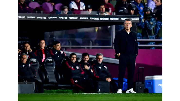 O técnico Marcelo Gallardo do River Plate observa durante uma partida do Torneo Clausura Betano 2025 entre Lanus e River Plate no Estádio Ciudad de Lanus Nestor Diaz Perez em 25 de agosto de 2025 em Buenos Aires, Argentina. Foto: Marcelo Endelli/Getty Images
