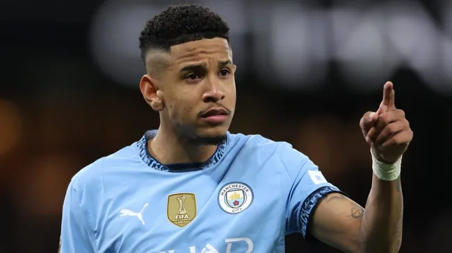 Savinho em ação pelo Manchester City.