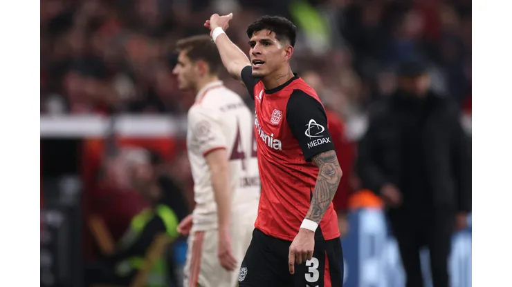 Piero Hincapié em ação pelo Leverkusen. (Photo by Alex Grimm/Getty Images)