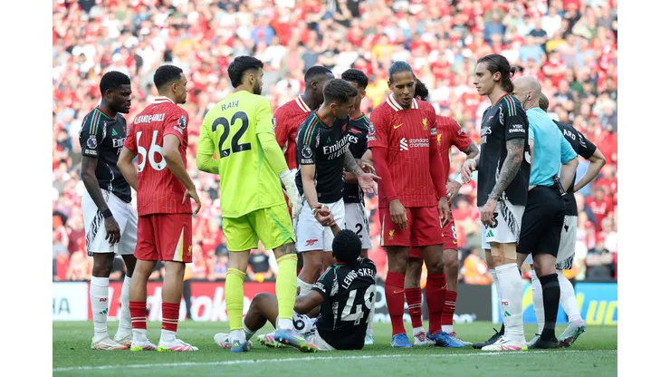 Liverpool e Arsenal estão se enfrentando na Premier League. (Photo by Carl Recine/Getty Images)