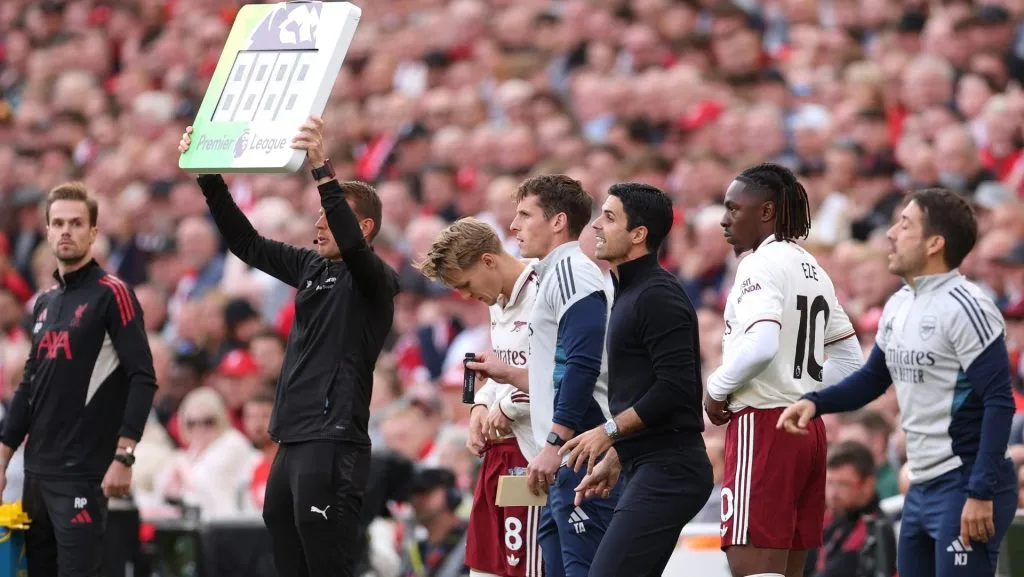 A derrota do Arsenal para o Liverpool por 1 a 0 reacendeu debates sobre as escolhas de Mikel Arteta. (Photo by Alex Pantling/Getty Images)