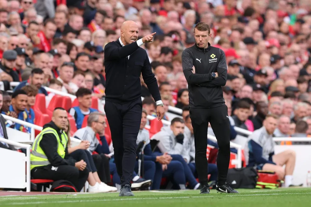 Arne Slot, técnico do Liverpool, reage durante a partida da Premier League entre Liverpool e Arsenal em Anfield, em 31 de agosto de 2025, em Liverpool, Inglaterra. Foto: Carl Recine/Getty Images