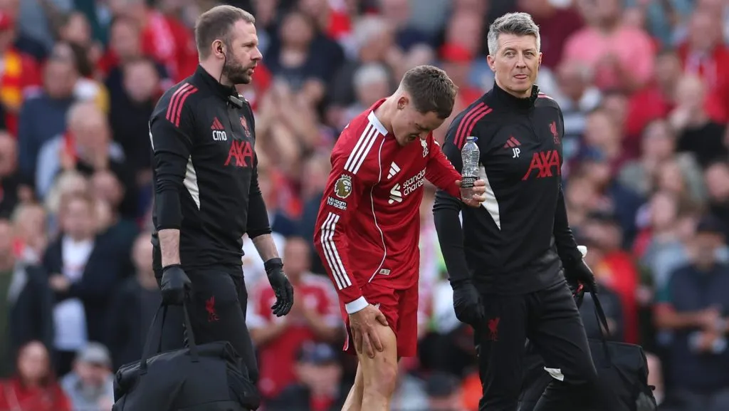 Arne Slot celebrou o resultado, mas demonstrou preocupação com as condições físicas de Wirtz, Konaté e outros jogadores-chave, ressaltando os desafios de manter o elenco competitivo diante da exigência do campeonato. (Photo by Alex Pantling/Getty Images)