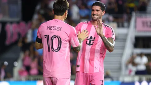 Lionel Messi, camisa 10 do Inter Miami CF, comemora após marcar o segundo gol do time com o companheiro Rodrigo De Paul, camisa 7, durante a partida da MLS entre Inter Miami CF e LA Galaxy no Chase Stadium em 16 de agosto de 2025 em Fort Lauderdale, Flórida. Foto: Megan Briggs/Getty Images