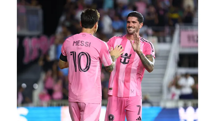 Lionel Messi, camisa 10 do Inter Miami CF, comemora após marcar o segundo gol do time com o companheiro Rodrigo De Paul, camisa 7, durante a partida da MLS entre Inter Miami CF e LA Galaxy no Chase Stadium em 16 de agosto de 2025 em Fort Lauderdale, Flórida. Foto: Megan Briggs/Getty Images
