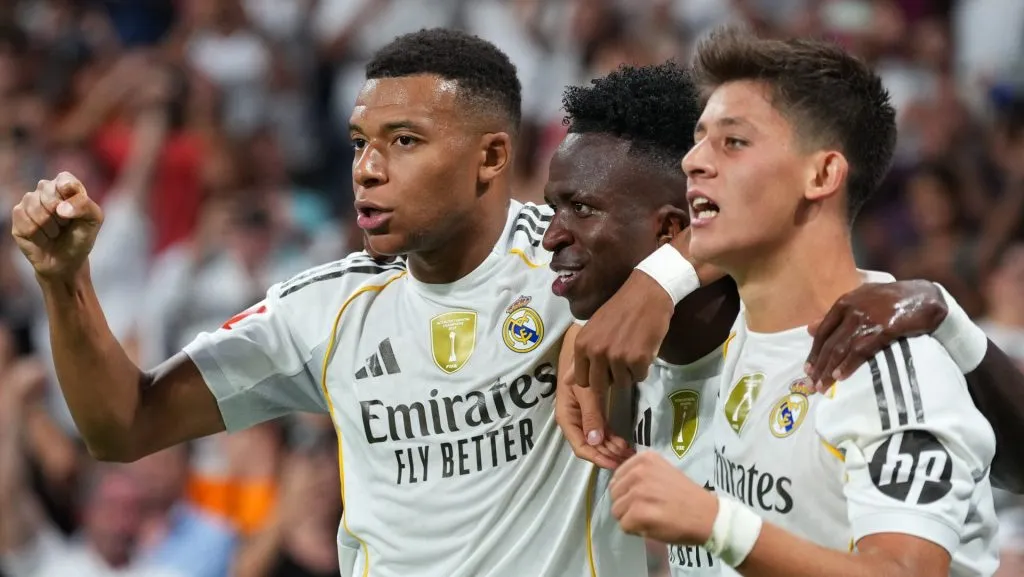 A análise ainda destaca casos de contratos de estrelas como Mbappé e Vinicius Jr, mostrando o impacto financeiro no equilíbrio das equipes. (Photo by Angel Martinez/Getty Images)