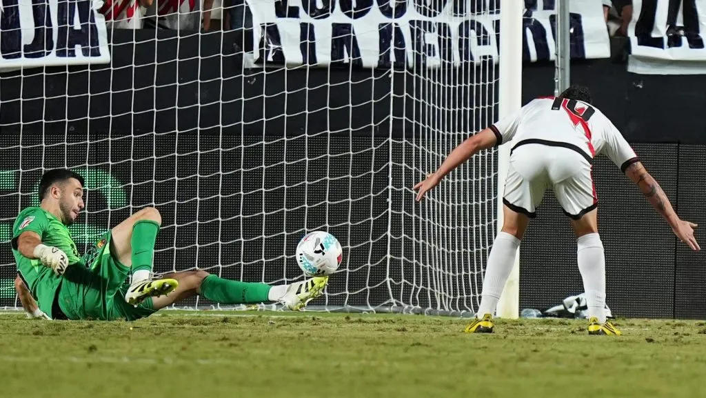 O FC Barcelona não passou do empate em Vallecas diante do Rayo Vallecano, em uma partida marcada por grande atuação defensiva dos visitantes e brilho de Joan García. (Photo by Angel Martinez/Getty Images)