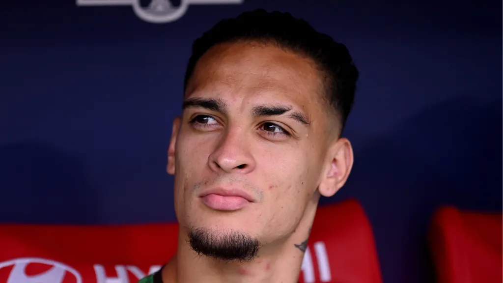 Antony sentado no banco de reservas do Real Betis (Foto: Denis Doyle/Getty Images)