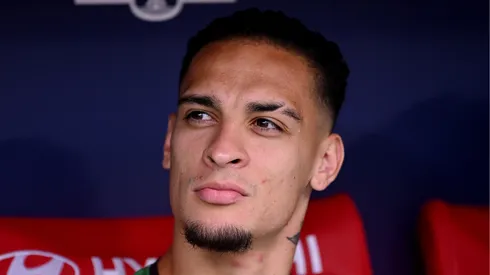 Antony no banco de reservas. (Foto: Denis Doyle/Getty Images)