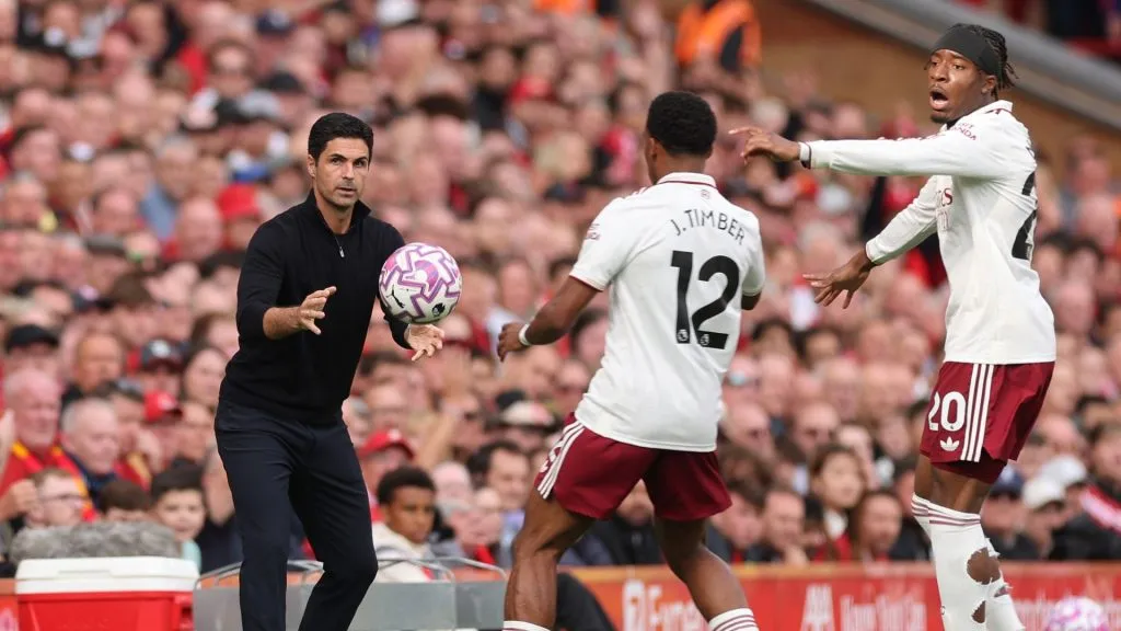 Arteta durante reposição de bola no clássico (Foto: Carl Recine/Getty Images)