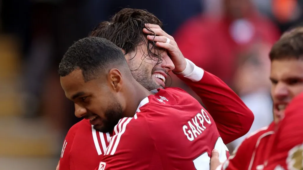 Gakpo e Szoboszlai celebram tento no clássico (Foto: Carl Recine/Getty Images)