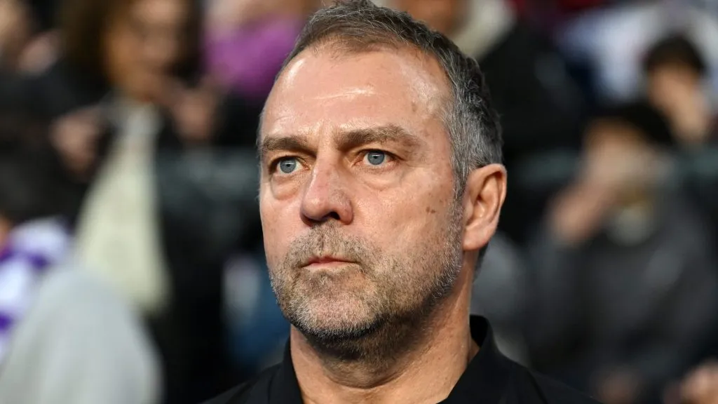 Hansi Flick de jaqueta preta