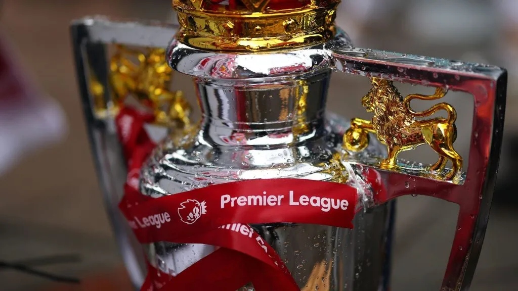 Taça da Premier League entregue ao Liverpool na temporada 2024/25 (Foto: Carl Recine/Getty Images)