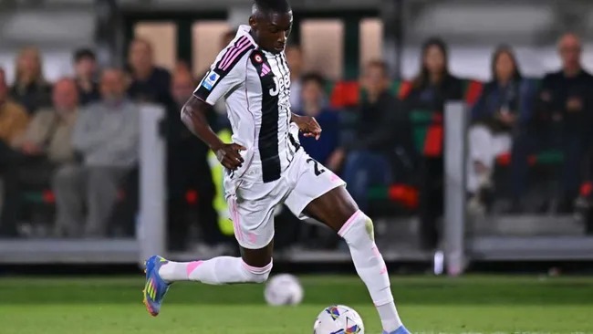 Kolo Muanui em ação durante partida pela Juventus, na Série A. Foto: Alessandro Sabattini/Getty Images