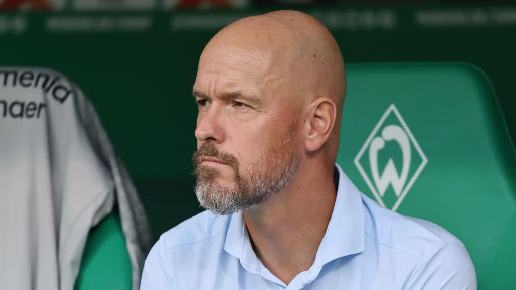 Erik Ten Hag bravo no banco de reservas em jogo do Bayer Leverkusen (Foto: Christof Koepsel/Getty Images)