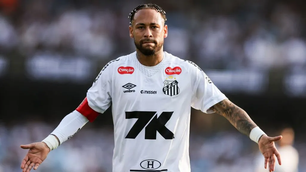 Neymar em campo com a camisa do Santos pelo Brasileirão (Foto: Alexandre Schneider/Getty Images)