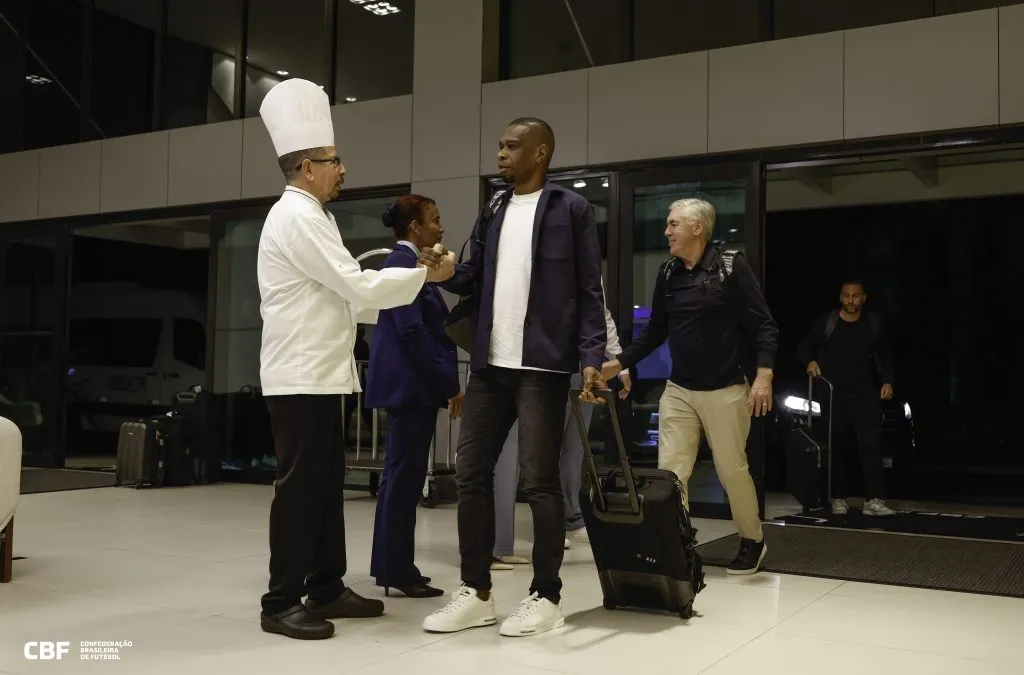 Juan e Ancelotti chegaram na Granja Comary na noite deste domingo (31) (Foto: RAFAEL RIBEIRO – Divulgação – CBF)