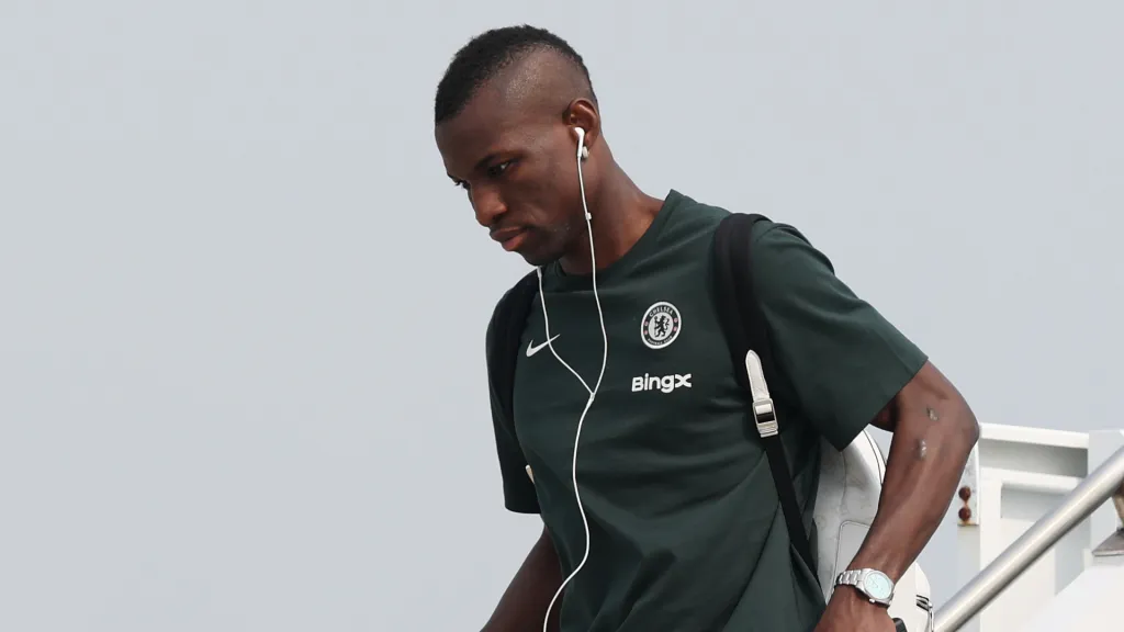 Nicolas Jackson saindo do avião antes de partida do Chelsea (Foto: Emilee Chinn/Getty Images)