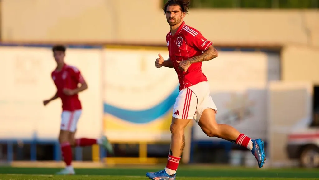 Jota Silva assiste durante o amistoso de pré-temporada. Foto: Fran Santiago/Getty Images
