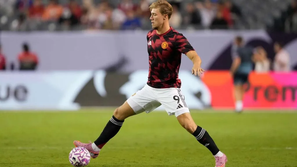 Højlund controla a bola durante partida. Foto: Patrick McDermott/Getty Images