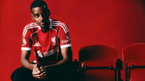 Alexander Isak em apresentação no Liverpool.