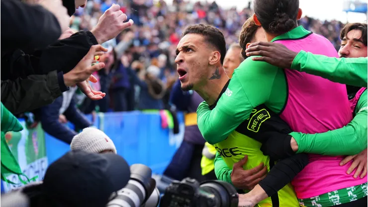 Antony comemorando com a torcida. Foto: Angel Martinez/Getty Images