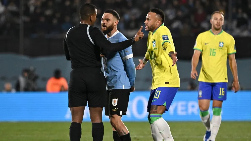 Neymar em ação em jogo contra o Uruguai, pelas Eliminatórias (Foto: Guillermo Legaria/Getty Images)