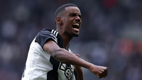 Isak em ação com a camisa do Newcastle (Foto: Alex Livesey/Getty Images)