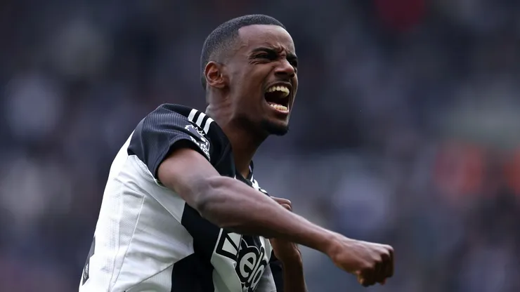Isak em ação com a camisa do Newcastle (Foto: Alex Livesey/Getty Images)