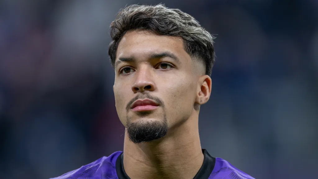 Marcos Leonardo com olhar sério durante partida do Al-Hilal. (Foto: Abdullah Ahmed/Getty Images)