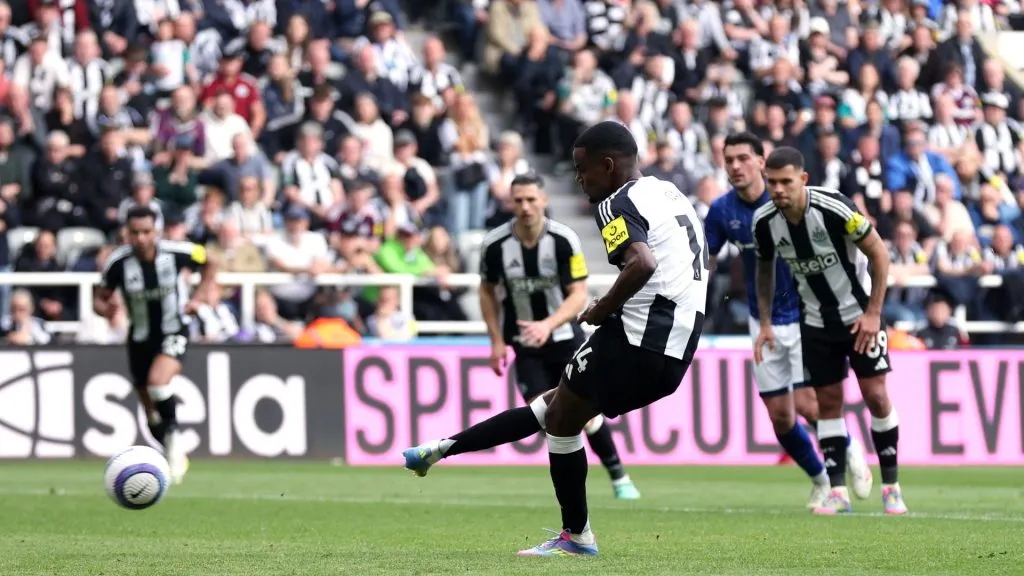 Isak em cobrança de pênalti na Premier League (Foto: Alex Livesey/Getty Images)