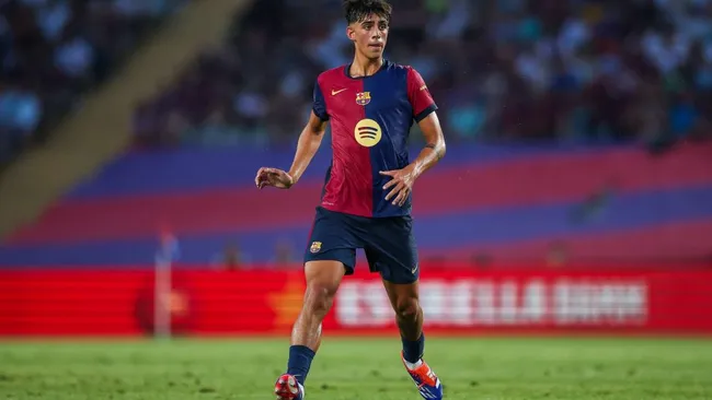 Marc Bernal controla bola durante partida. Foto: Eric Alonso/Getty Images