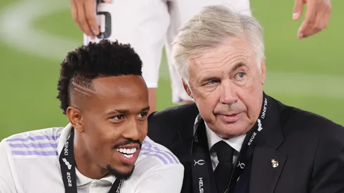 Carlo Ancelotti e Éder Militão pelo Real Madrid (Foto: Alex GrimmGetty Images)