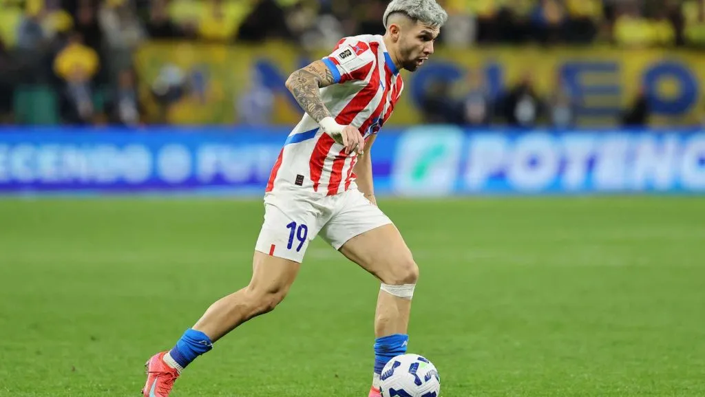 Julio Enciso controla a bola durante as Eliminatórias Sul-Americanas da Copa do Mundo. Foto: Wagner Meier/Getty Images