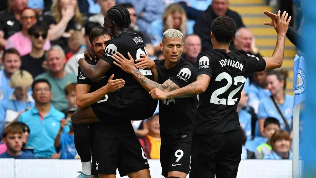 Jogadores do Tottenham comemoram gol durante partida da Premier League. Foto: Clive Mason/Getty Images