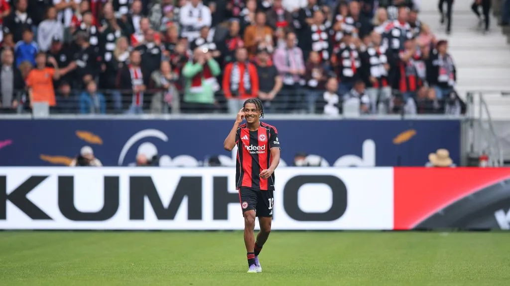 Jean-Mattéo Bahoya em jogo do Eintracht Frankfurt. Jogador não deseja deixar o clube. Foto: Alex Grimm/Getty Images