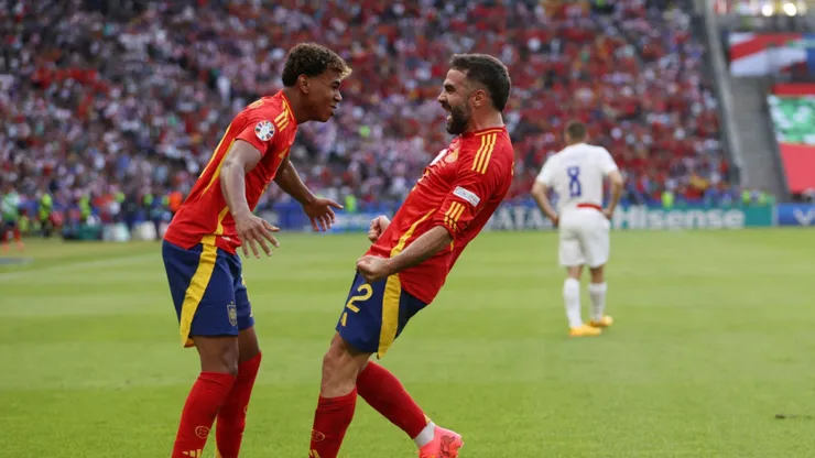 Lamine Yamal e Dani Carvajal em ação.