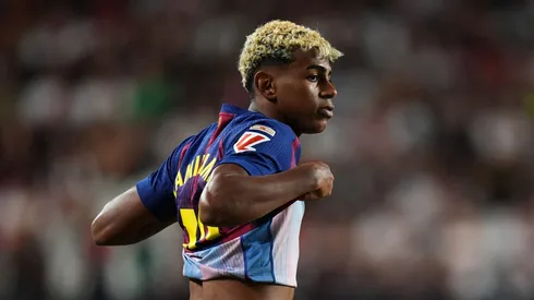 A ausência de Lamine Yamal abre espaço para Roony Bardghji fazer sua estreia pelo Barcelona, enquanto Hansi Flick avalia alternativas para a ala direita no duelo contra o Valencia. (Photo by Angel Martinez/Getty Images)