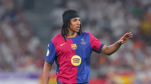 Jules Koundé em ação pelo Barcelona. Foto: Fran Santiago/Getty Images