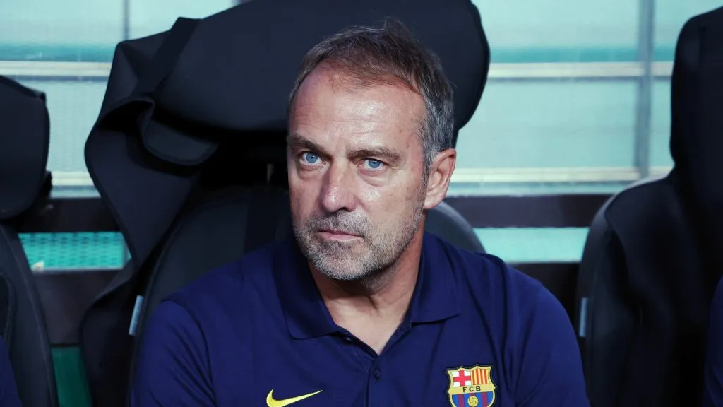 Hansi Flick sentado no banco de reservas. Foto: Chung Sung-Jun/Getty Images