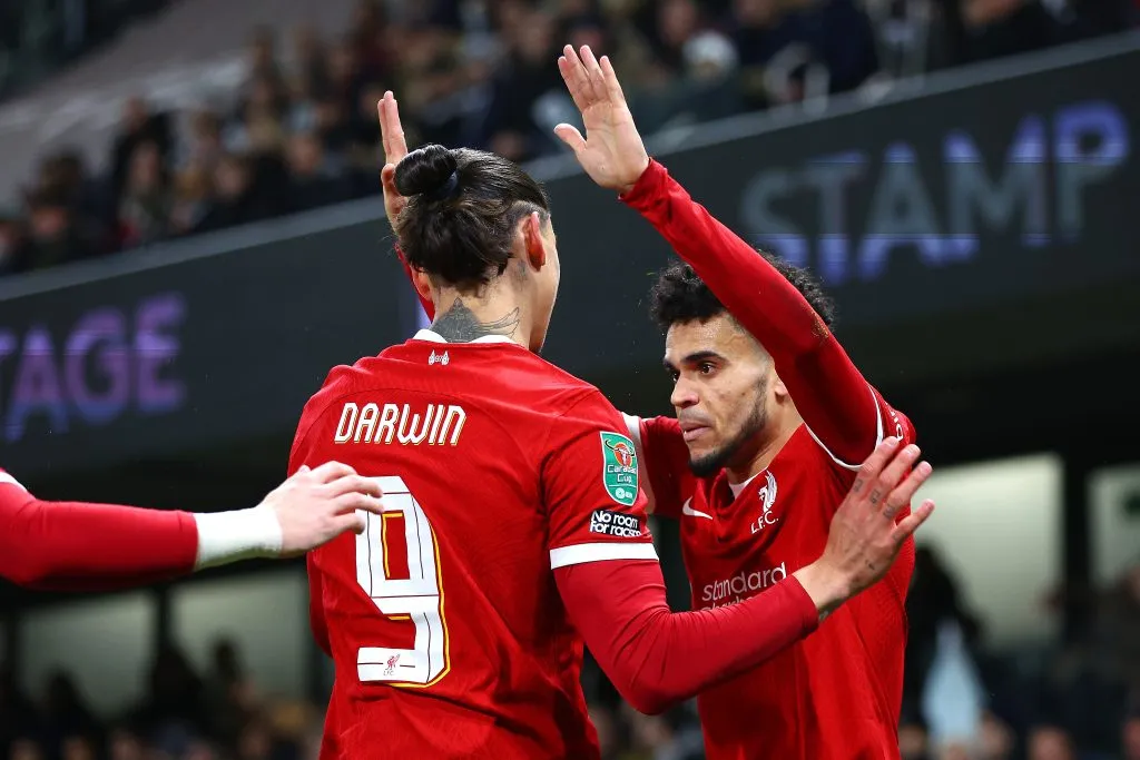 Torcida comentou sobre as chegadas que substituem Luis Diaz e Darwin Núñez pelo Liverpool, como Isak e Wirtz. Porém, rebateram a publicação que diz “Nomeie uma atualização (no mercado) maior na história do futebol”, dando a entender que as chegadas foram melhores. Salah não gostou e também rebateu: “Respeitem os campeões da Premier League”. (Photo by Clive Rose/Getty Images)