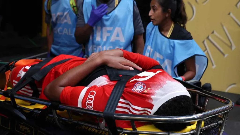 Musiala é retirado do campo após uma lesão. Foto: Kevin C. Cox/Getty Images