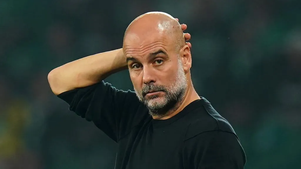 Guardiola, de camisa preta, em campo