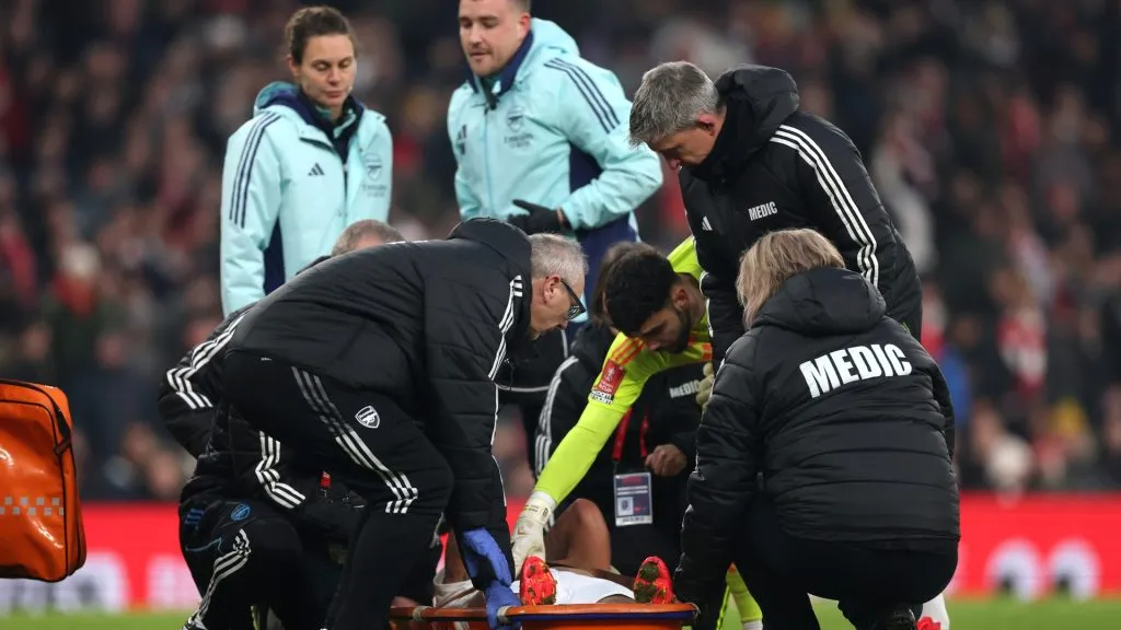 Gabriel Jesus se lesionou em partida diante do Manchester United. Foto: Alex Pantling/Getty Images