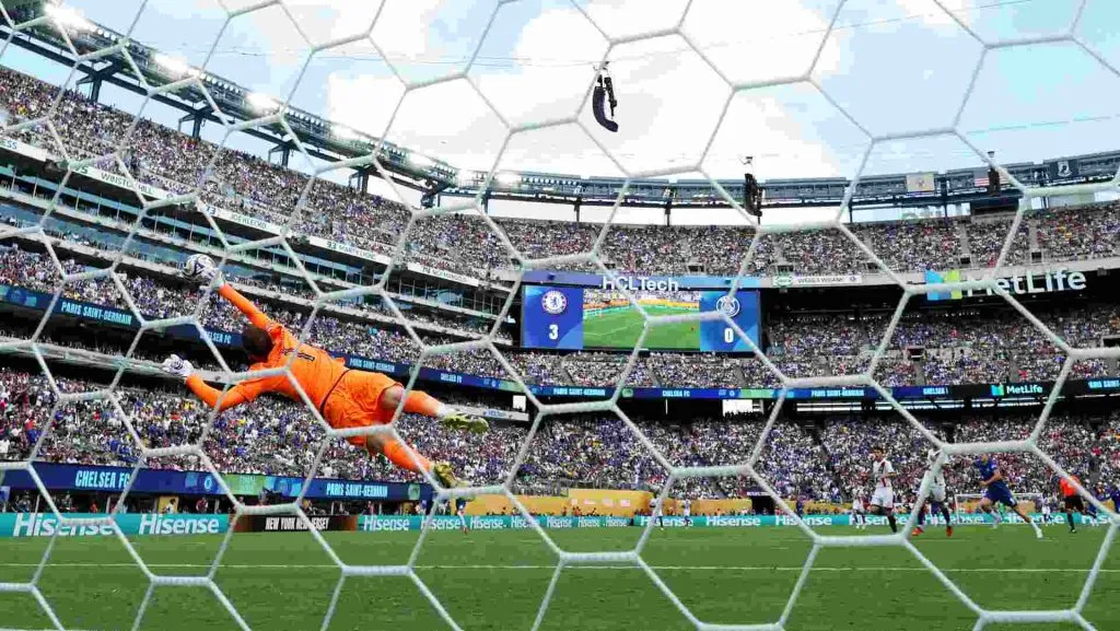 Donnarumma faz defesa durante a partida final do Mundial de Clubes 2025. Foto: Dan Mullan/Getty Images: