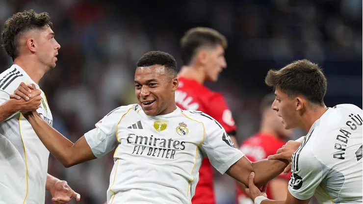Levantamento do L'Equipe revela os clubes que mais pagam salários aos jogadores na Europa. Real Madrid lidera com média de 11,2 milhões de euros por atleta, seguido por Barcelona e Manchester City. (Photo by Angel Martinez/Getty Images)