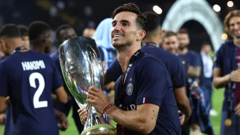 Fabián Ruiz, do Paris Saint-Germain, com o troféu após a partida da Supercopa da UEFA de 2025 entre Paris Saint-Germain e Tottenham Hotspur, no Estádio Friuli, em 13 de agosto de 2025, em Udine, Itália. Foto: Claudio Villa/Getty Images