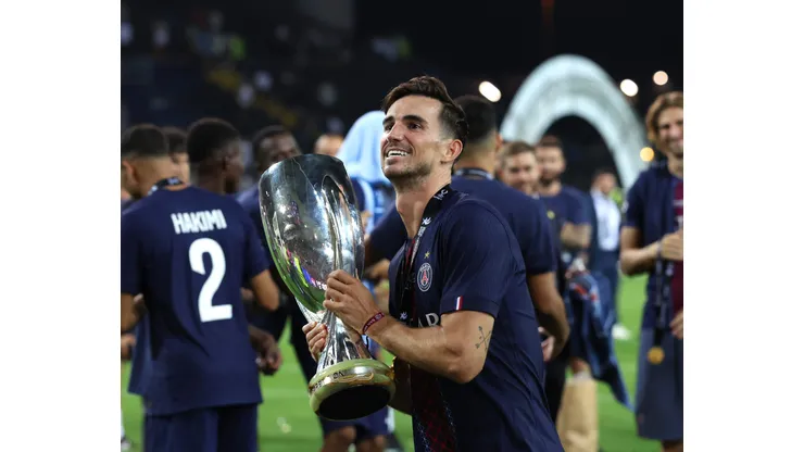 Fabián Ruiz, do Paris Saint-Germain, com o troféu após a partida da Supercopa da UEFA de 2025 entre Paris Saint-Germain e Tottenham Hotspur, no Estádio Friuli, em 13 de agosto de 2025, em Udine, Itália. Foto: Claudio Villa/Getty Images