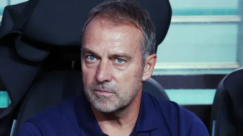 Hansi Flick dá sinais de insatisfação no Barcelona e torcedores temem saída do treinador. (Photo by Chung Sung-Jun/Getty Images)